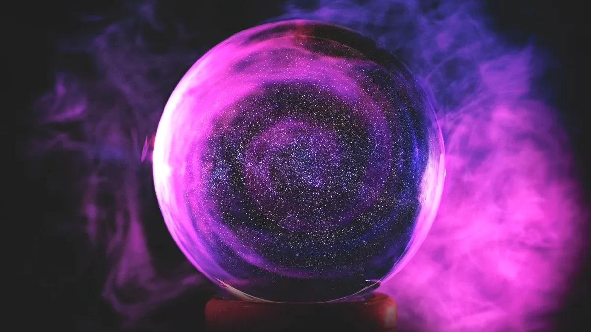 Boule de cristal violette entourée de volutes de fumée sur fond sombre